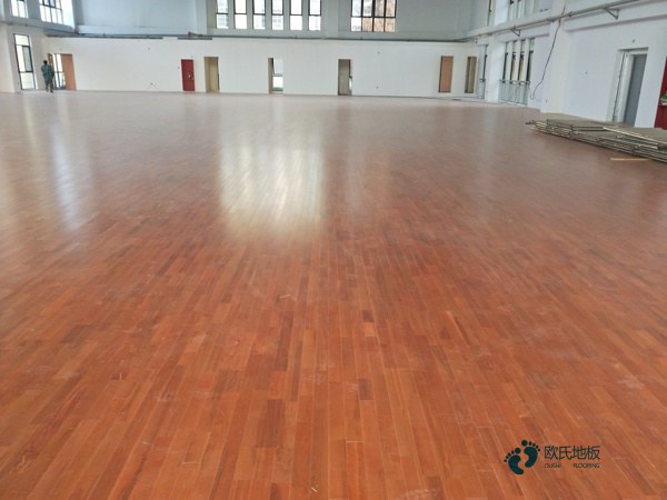 訓(xùn)練場館怎么維修?籃球館木地板